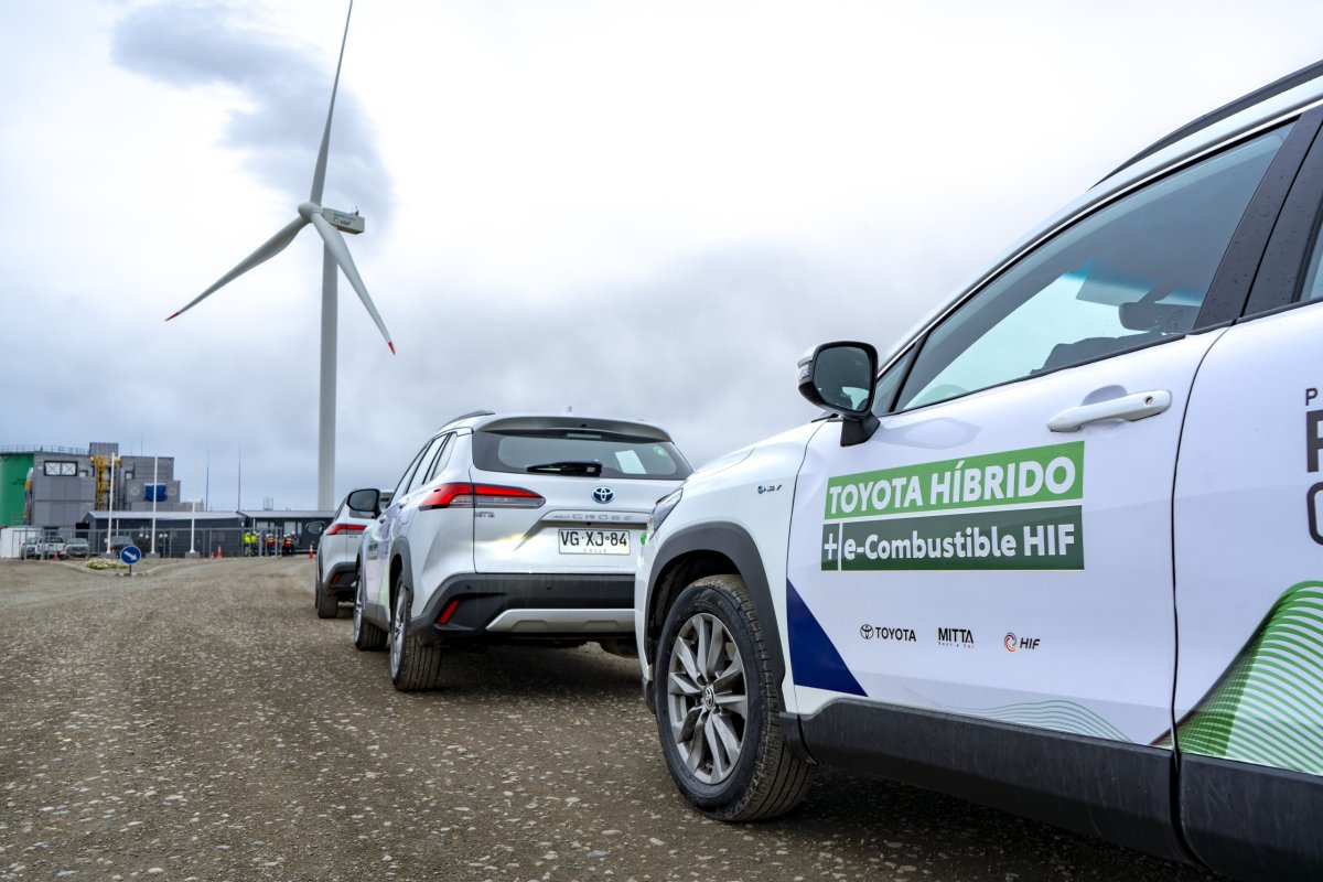 <p>Toyota, HIF y Mitta concretan alianza para operar flota abastecida por la primera planta de combustible sintético del mundo</p>