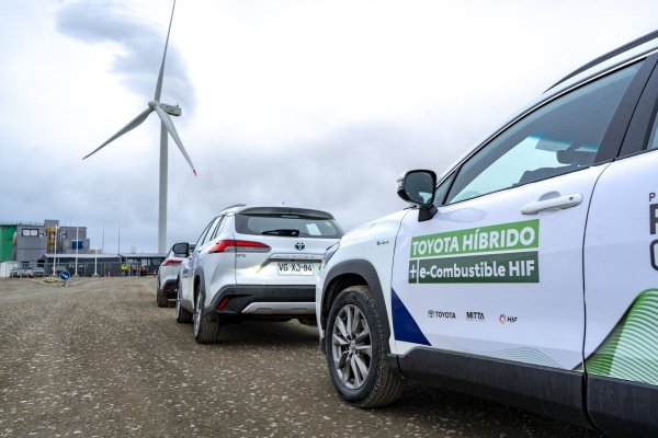 <p>Toyota, HIF y Mitta concretan alianza para operar flota abastecida por la primera planta de combustible sintético del mundo</p>