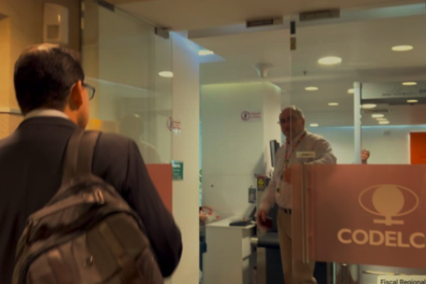 <p>Fiscalía ordena incautación de equipos electrónicos de ex ejecutivos de Codelco desvinculados por "ocultamiento de información" en El Teniente</p>
