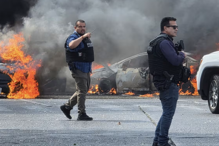 <p>México se ve afectado por ola de violencia tras muerte de líder de cártel por fuerzas de seguridad</p>