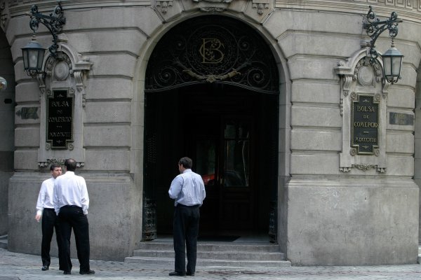 <p>Bolsa chilena abre a la baja mientras futuros de Wall Street operan en rojo atentos a la revancha arancelaria de Trump</p>
