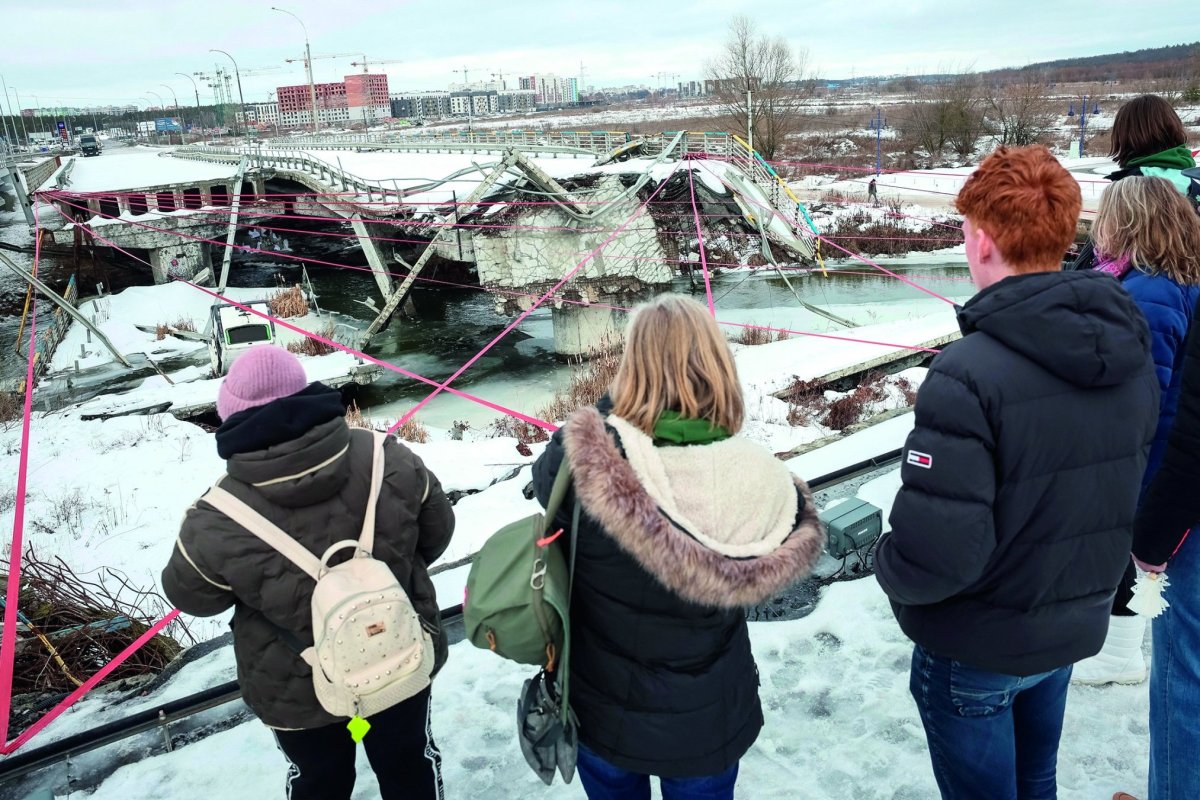<p>Acto conmemorativo del cuarto aniversario de la invasión rusa en el puente Romanivskyi, en Kiev, destruido al comienzo de la guerra. Foto: Reuters</p>