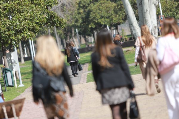 Chile no se escapa: Banco Mundial destaca amplia brecha entre leyes igualdad de género y aplicación