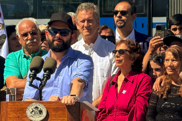 <p>Boric respalda a ministro Muñoz por cable chino: "ha hecho una tremenda pega" y destacó que trabaja "con la frente en alto"</p>