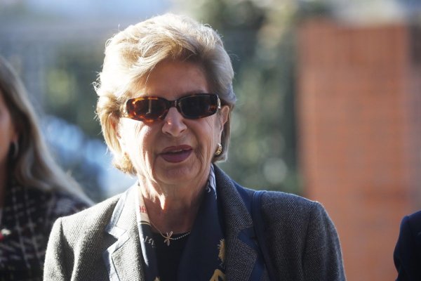 <p>La exprimera dama Marta Larraechea es dada de alta tras permanecer 22 días en la Clínica Alemana por un shock anafiláctico severo</p>