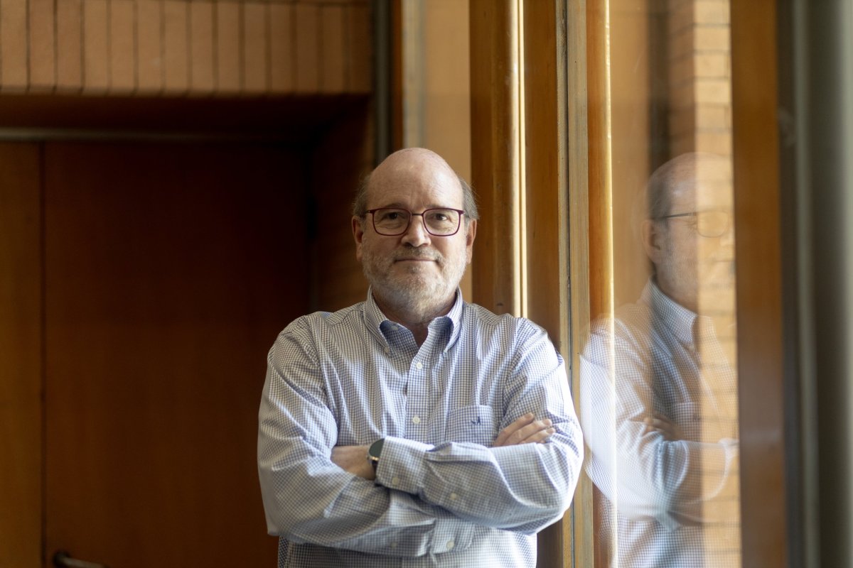 <p>Patricio Dussaillant, próximo presidente de TVN, y el libro de la Segegob de Bachelet donde plasmó sus ideas sobre televisión y política</p>