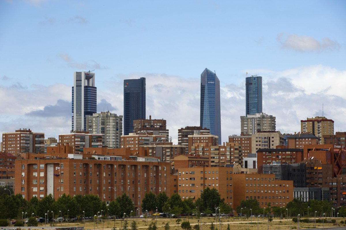 <p>El sector empresarial Cuatro Torres Building Area junto a bloques residenciales en Madrid. (Foto: Bloomberg)</p>