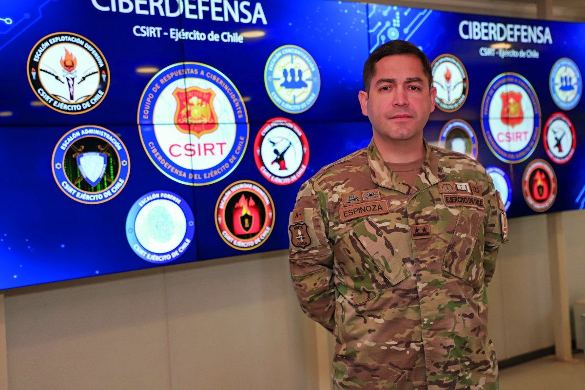 <p>Teniente Coronel Maximiliano Espinoza, jefe del Csirt del Ejército. Foto: Julio Castro</p>