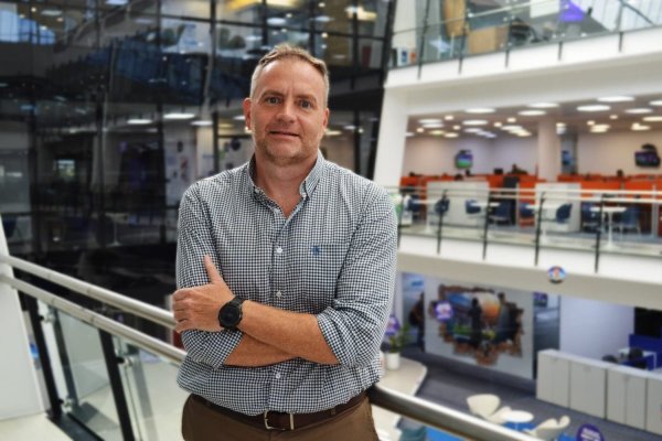 <p>Guerra satelital toma forma: Amazon desafía a Starlink y prepara ofensiva en el mercado del internet satelital en América Latina</p>