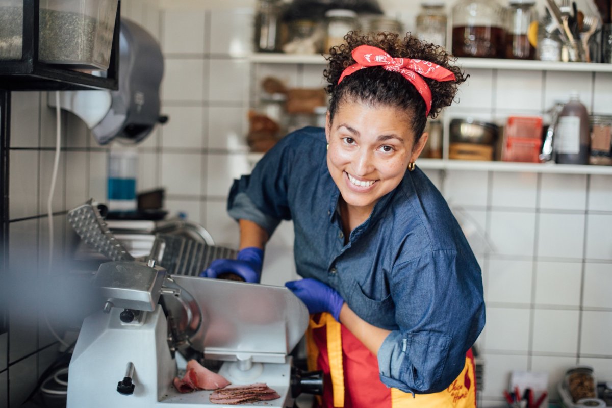 <p>La Chica de Humo: el exitoso emprendimiento que partió como pastrami casero</p>