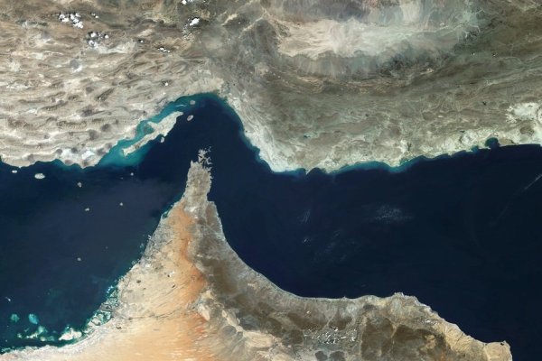 <p>Los barcos petroleros evitan Ormuz mientras la Guardia Revolucionaria iraní advierte que el tránsito por esa vía "no es seguro"</p>