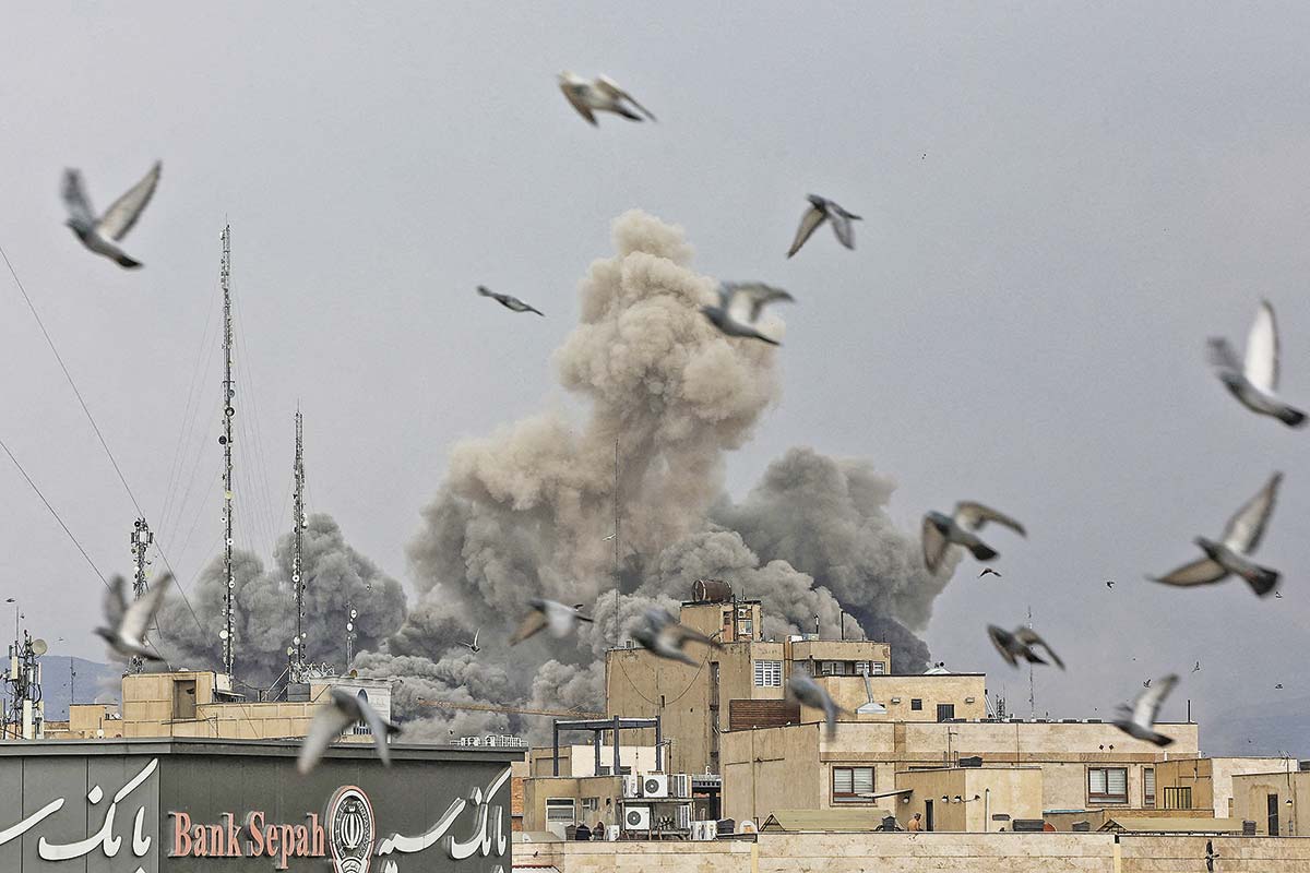 <p>Teherán fue blanco de nuevos ataques de las fuerzas conjuntas de Israel y EEUU este lunes. La Media Luna Roja cuantifica más de 500 víctimas fatales. Fotos: Reuters</p>
