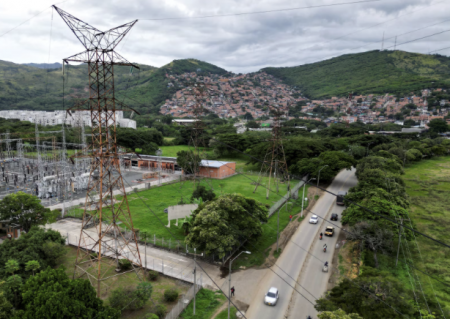 Exministros de Comercio de Colombia y Ecuador piden desmontar aranceles de 50%