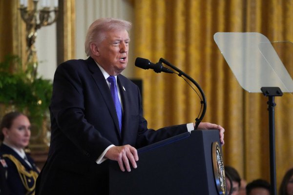 <p>Trump en un acto celebrado en el Salón Este de la Casa Blanca, donde entregó medallas de honor. Foto: Reuters</p>