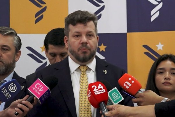 <p>Ahora en DF | Kaiser anuncia comisión investigadora por “naves piratas de la flota pesquera china” que recalan en puertos chilenos y por el TAG</p>