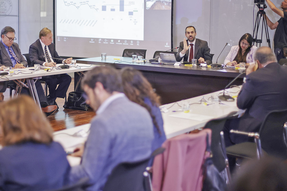 <p>El ministro Grau y la directora Martínez en su última sesión de la mixta de Presupuestos. Foto: Senado</p>