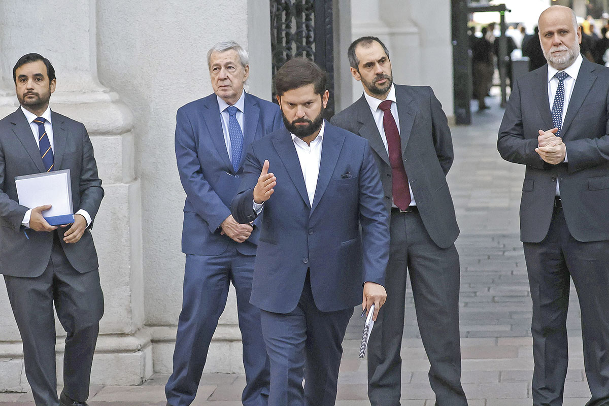 <p>Boric flanqueado por sus ministros tras el abrupto término de la bilateral. Fotos: Aton</p>