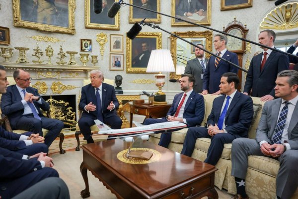 <p>Trump y el canciller alemán, Friedrich Merz, en la Oficina Oval, junto al vicepresidente J.D. Vance, el secretario de Estado, Marco Rubio, el secretario de Defensa, Pete Hegseth, y el secretario del Tesoro, Scott Bessent. (Reuters)</p>