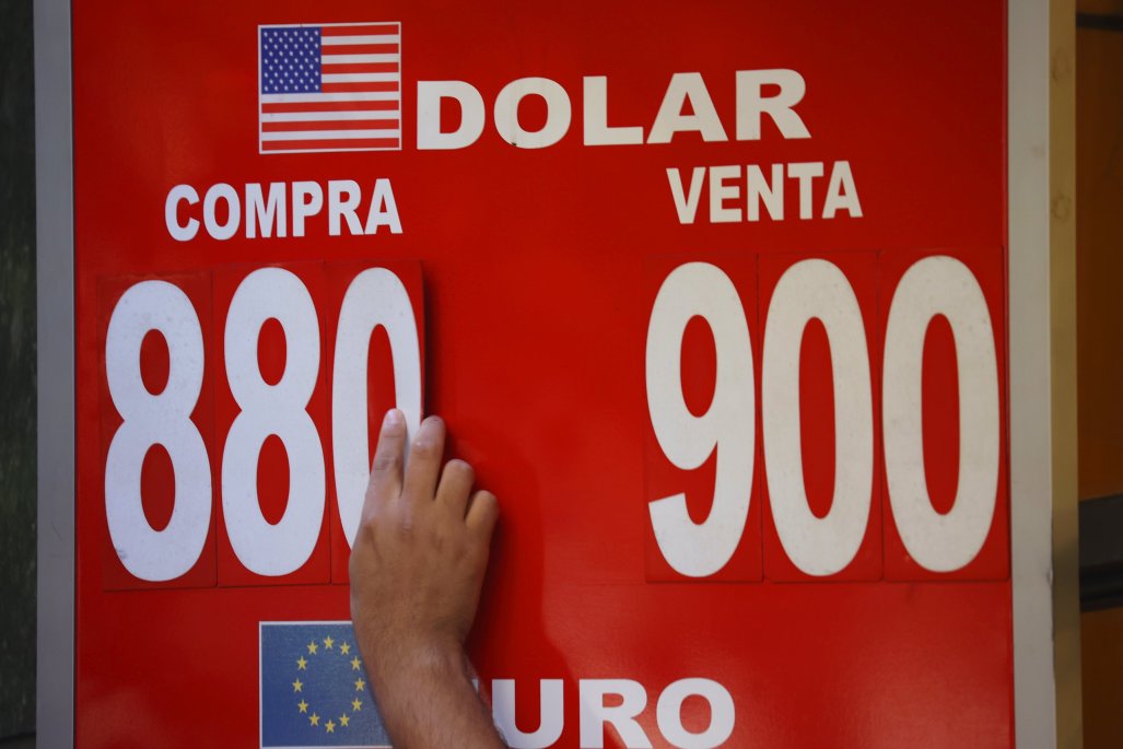 Dólar se dispara $ 13 en apertura a medida que siguen las compras globales por la incertidumbre en Medio Oriente
