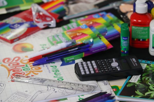 <p>El peso de marzo: transporte escolar duplica al IPC y lidera encarecimiento del gasto educativo</p>