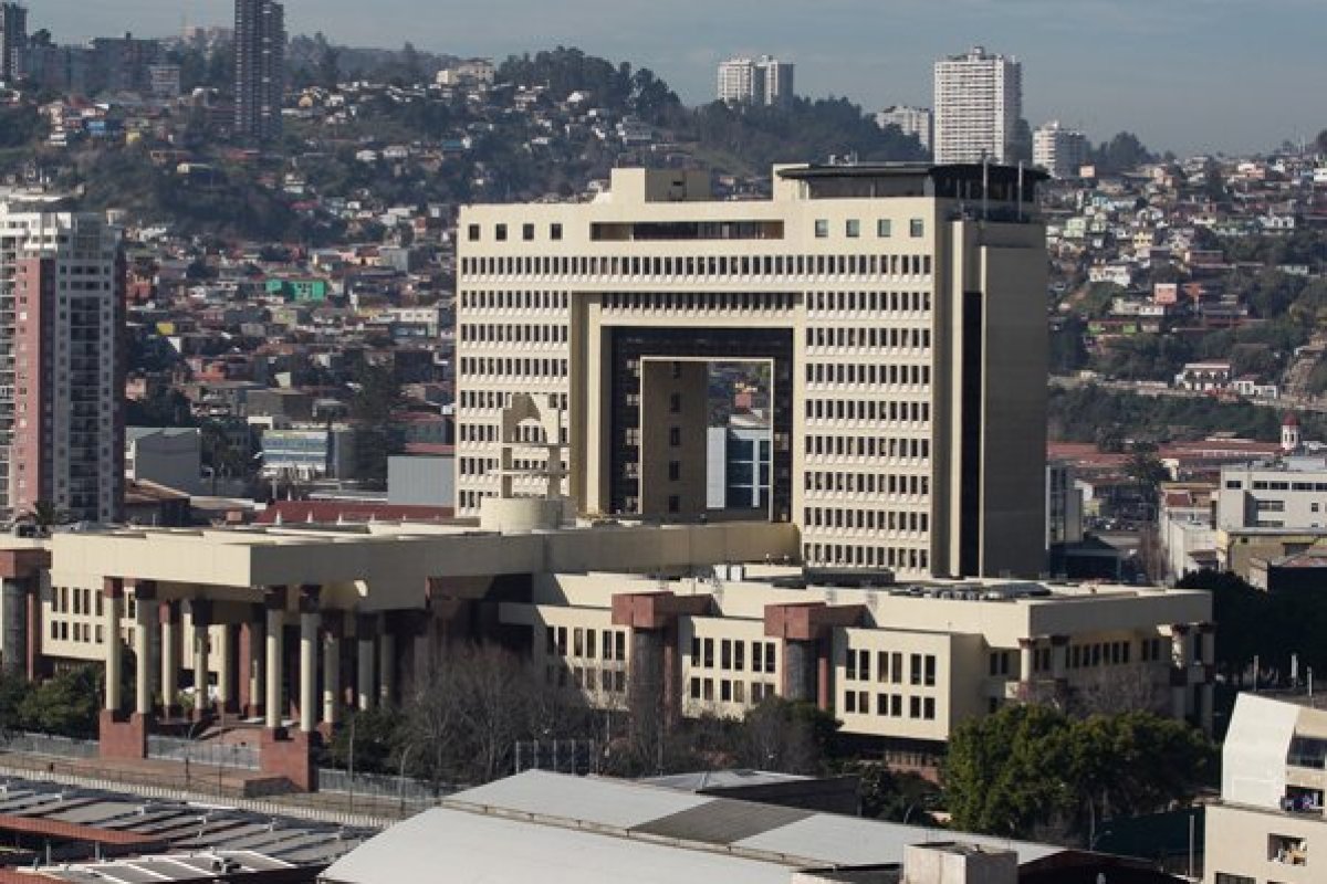 <p>Intensas negociaciones para integrar las mesas de la Cámara y el Senado a días del cambio de mando</p>