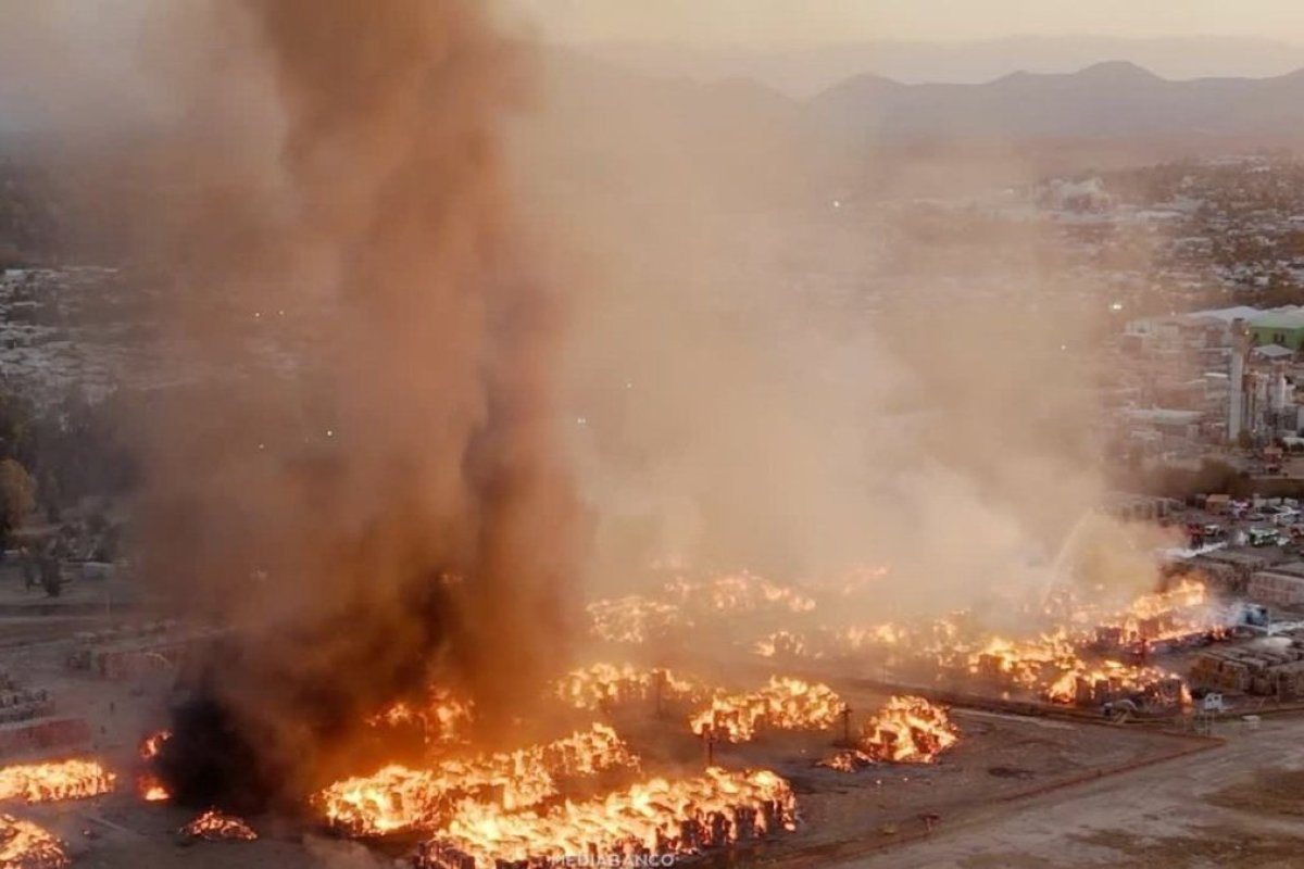 <p>Ahora en DF | Las imágenes que dejó el incendio en la papelera CMPC de Puente Alto</p>
