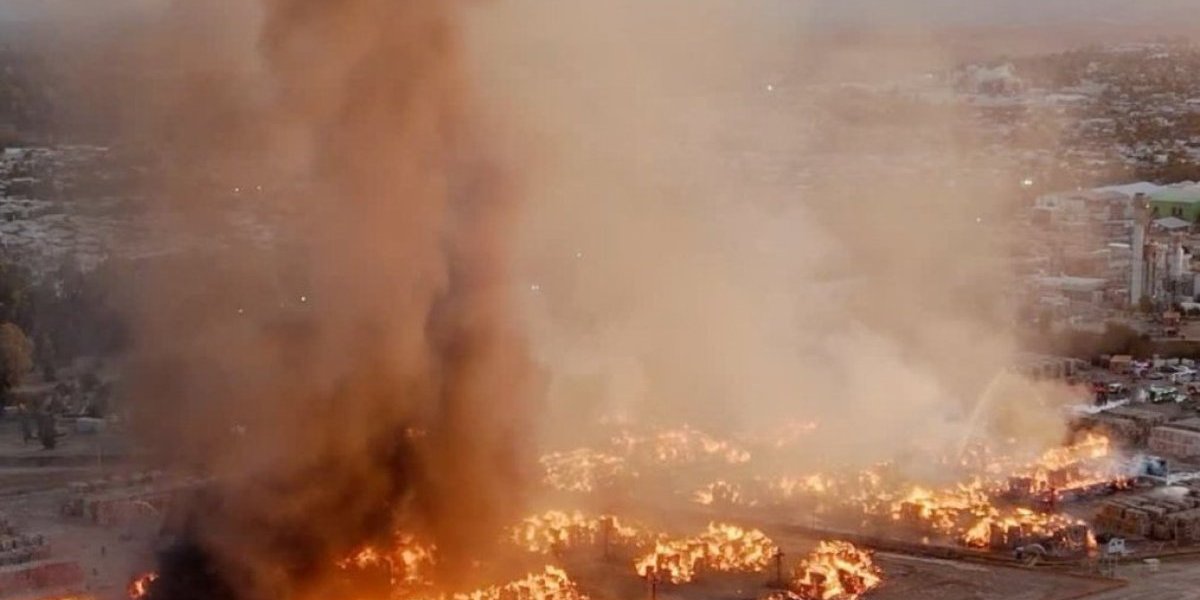 <p>Ahora en DF | Las imágenes que dejó el incendio en la papelera CMPC de Puente Alto</p>
