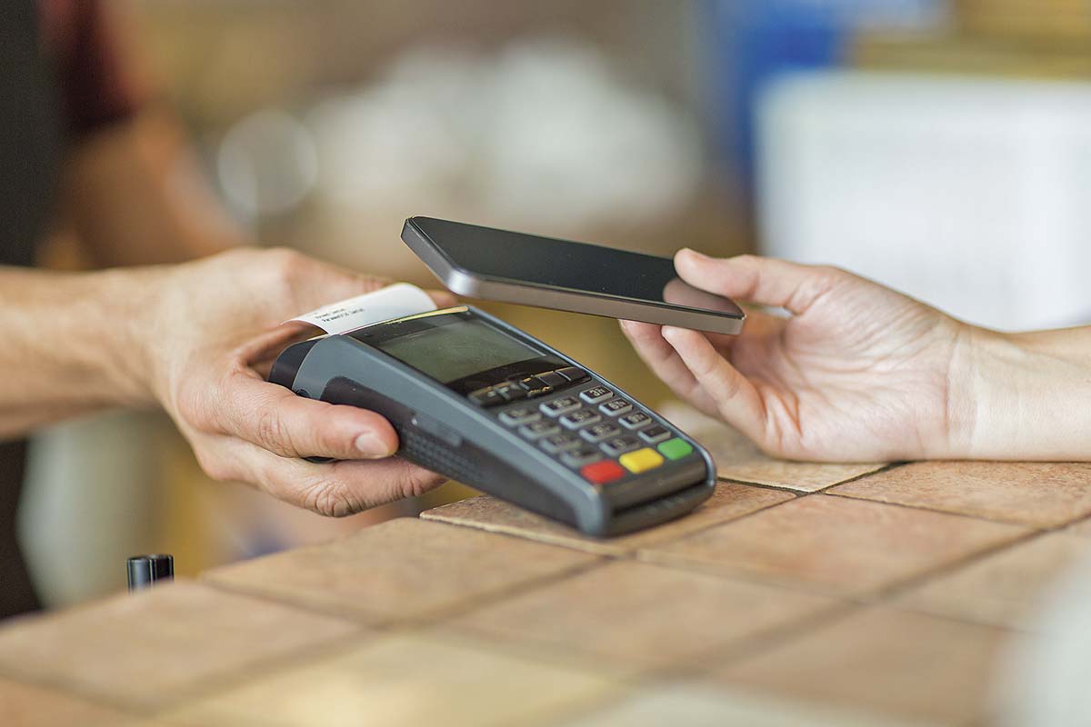 <p>Con tarifas que superan los $ 10.000: las comisiones y valores en el negocio de las “máquinas” de pagos</p>