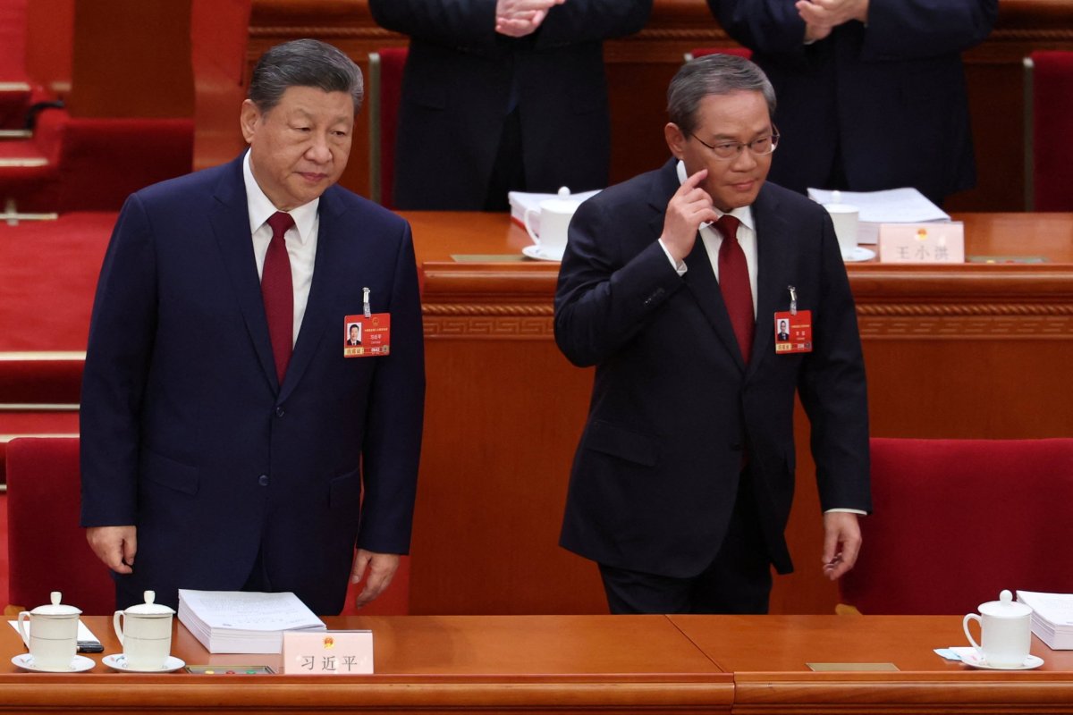 <p>El Presidente chino, Xi Jinping, y el primer ministro chino, Li Qiang, observan durante la sesión inaugural de la Asamblea Popular Nacional (APN) en el Gran Salón del Pueblo en Beijing. (Foto: Reuters)</p>