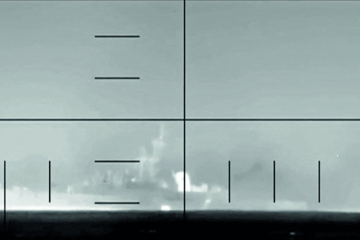 <p>Visualización de un barco de guerra iraní desde el submarino estadounidense que lo hundió con un torpedo. </p>