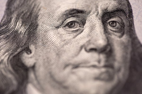 <p>Dólar repunta sobre $ 900 en línea con agresiva posición de extranjeros frente a la incertidumbre en Medio Oriente</p>