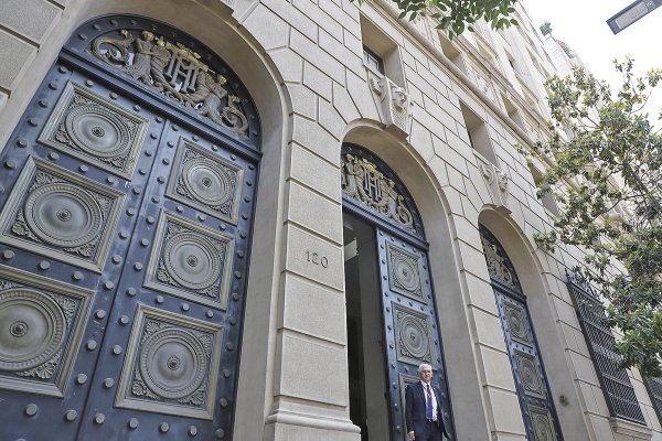 La OCDE detecta falencias en el empleo público en Chile, como “inflación de calificaciones”, y recomienda cambios significativos