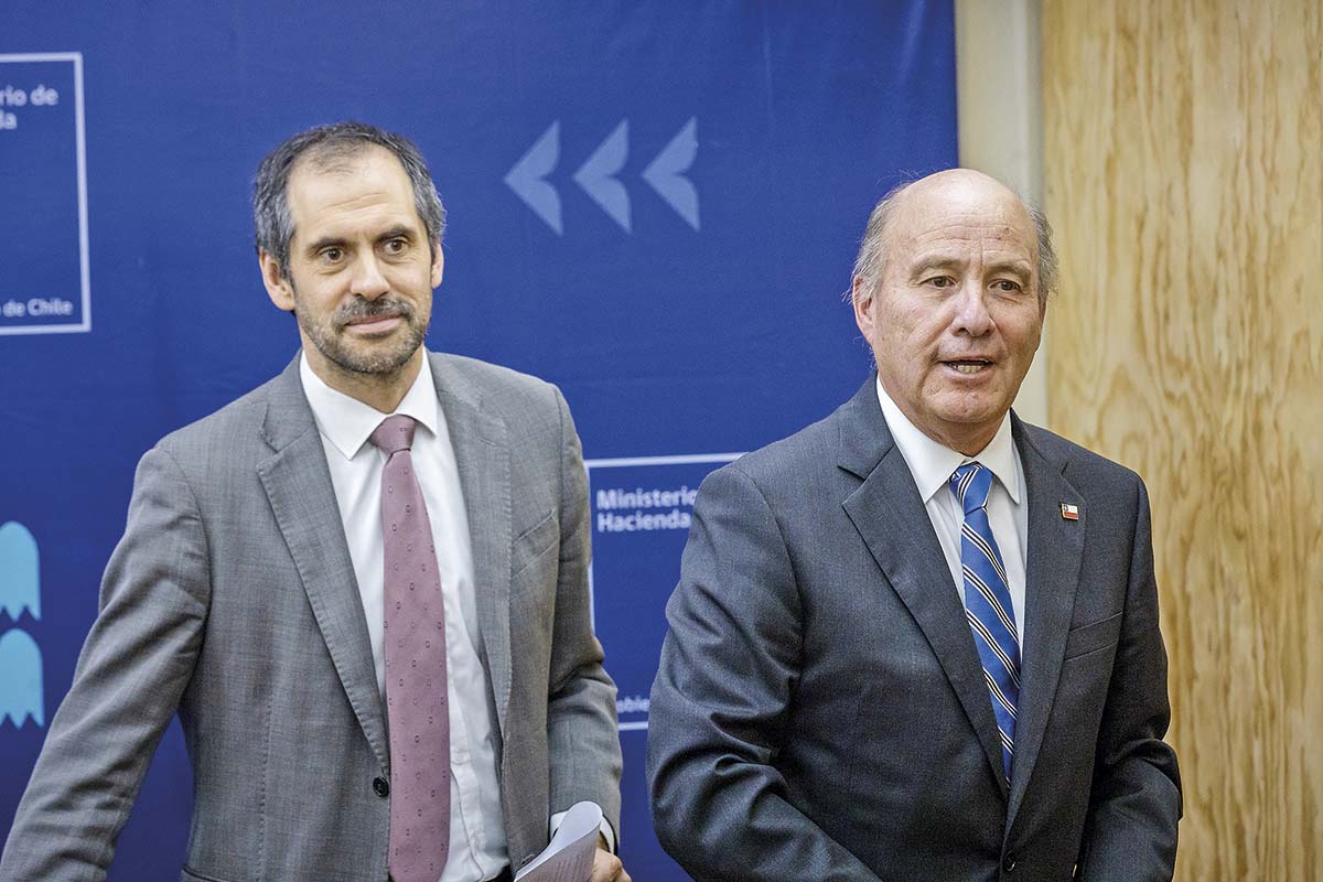 <p>Los ministros de Hacienda saliente y entrante, Nicolás Grau y Jorge Quiroz.</p>