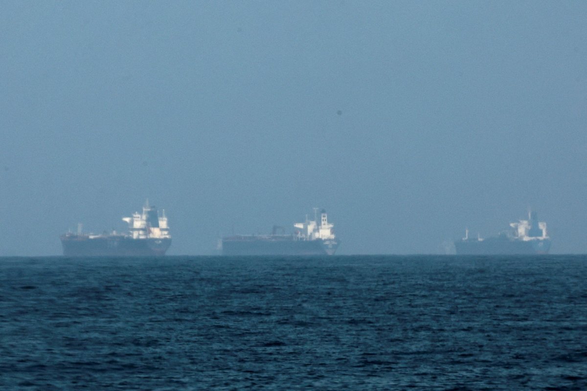 <p>Petroleros frente a la costa de Fujairah, mientras Irán promete disparar contra los barcos que transitan por el Estrecho de Ormuz. (Foto: Reuters)</p>