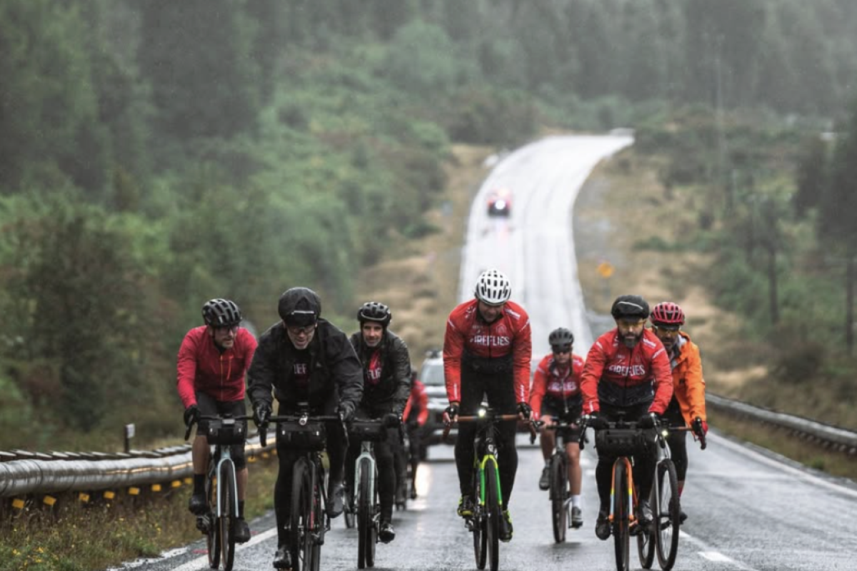 <p>1.000 kilómetros de pedaleo: Fireflies Patagonia, la cicletada benéfica que cumple 10 años</p>