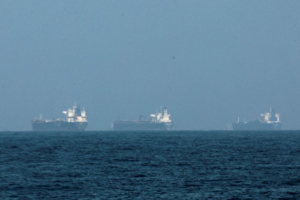 <p>Petroleros frente a la costa de Fujairah, mientras Irán promete disparar contra los barcos que transitan por el Estrecho de Ormuz. (Foto: Reuters)</p>