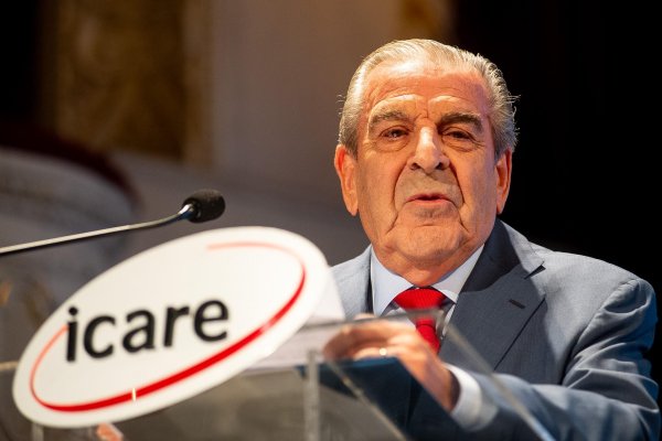 <p>Frei recibe premio Icare y lo dedica a todos los chilenos "que hoy sienten una legítima ilusión que vendrán tiempos mejores”</p>