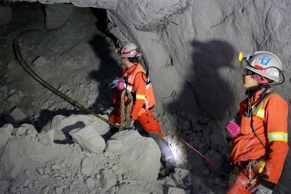 Mujeres en faenas: cómo conciliar labores de cuidado en un rubro que exige turnos largos