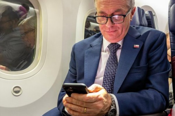 Kast llega a Miami para cumbre con Trump, mientras Boric asegura que fue quien frenó el proyecto del cable a la espera de conversarlo con el mandatario electo