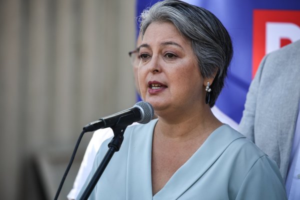 <p>Jeannette Jara anuncia que seguirá militando en el Partido Comunista “por su valor en torno a principios que comparto”</p>