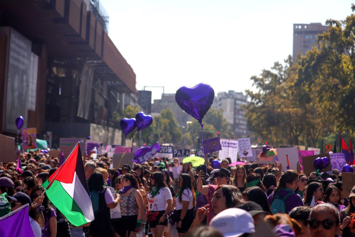 <p>Marchas por Día Internacional de la Mujer: cerca de 40 mil asistentes en Santiago e incidentes aislados marcaron nueva jornada del 8M</p>
