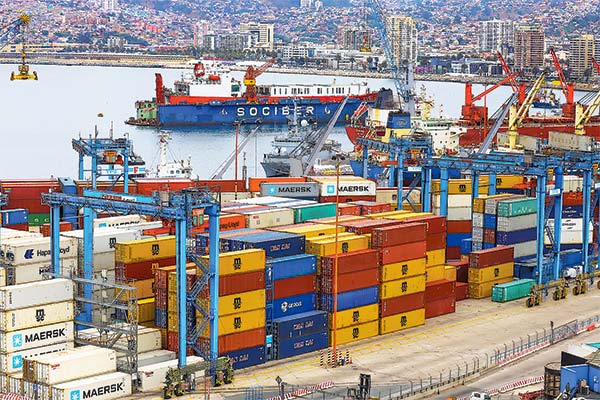 <p>Otro buen mes para el comercio exterior chileno: exportaciones crecen 15% en febrero por el cobre, pero con caídas en el sector frutícola</p>