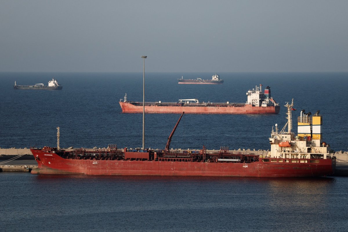<p>Barcos petroleros permanecen anclados en Omán por el temor a cruzar el estrecho de Ormuz en medio del conflicto. (Foto: Reuters)</p>