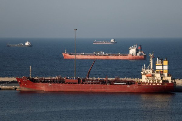 <p>Barcos petroleros permanecen anclados en Omán por el temor a cruzar el estrecho de Ormuz en medio del conflicto. (Foto: Reuters)</p>
