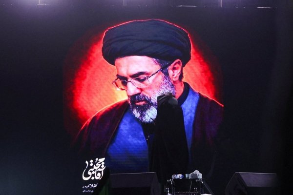 <p>Una imagen del nuevo líder supremo de Irán, Mojtaba Jamenei, en una pantalla en Teherán. (Foto: Reuters)</p>