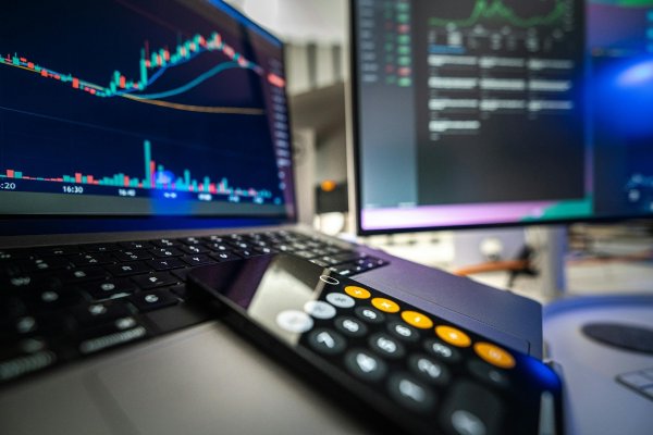 Renta fija: el boom de demanda por la UF que desencadenó la guerra en Medio Oriente