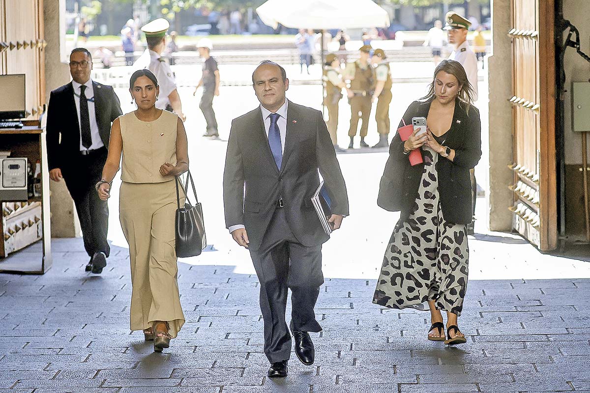 <p>Máximo Pávez en su llegada este lunes a La Moneda. Foto: Aton.</p>