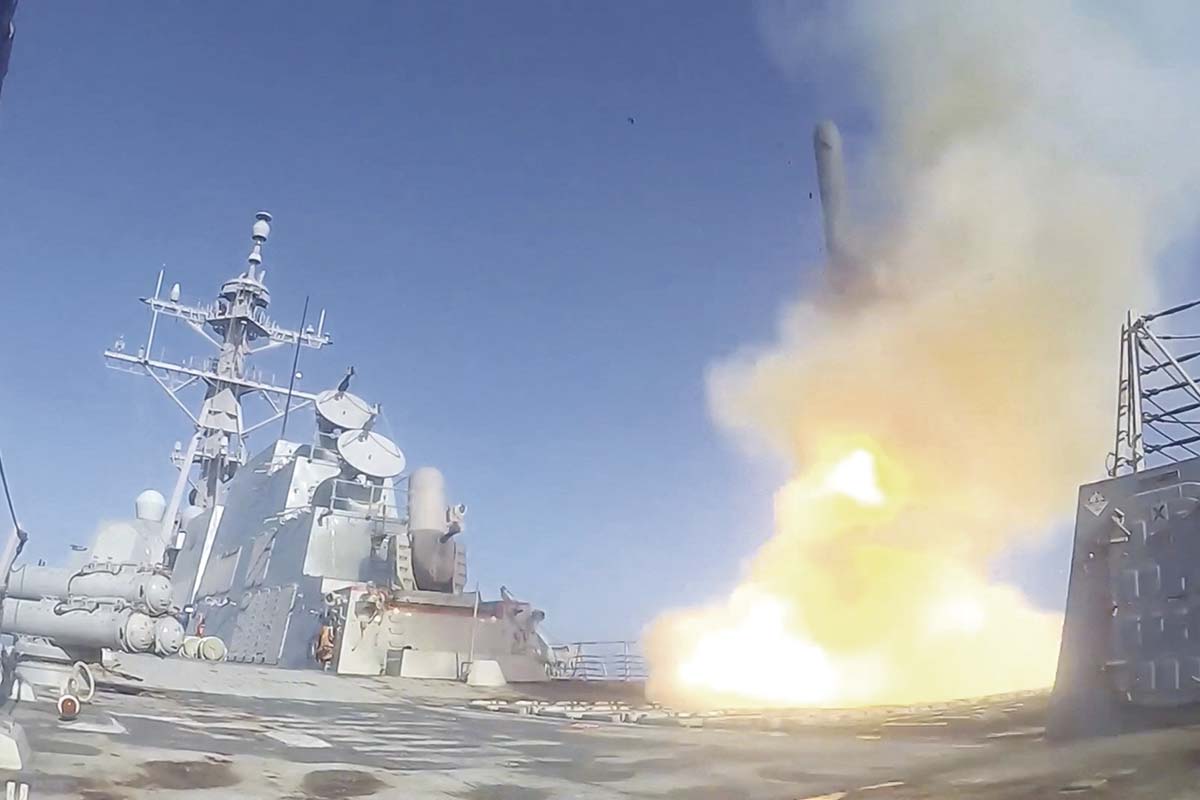 <p>El destructor de misiles guiados de la Armada de los EEUU dispara un misil de ataque terrestre Tomahawk durante las operaciones contra Irán. Foto: Reuters</p>