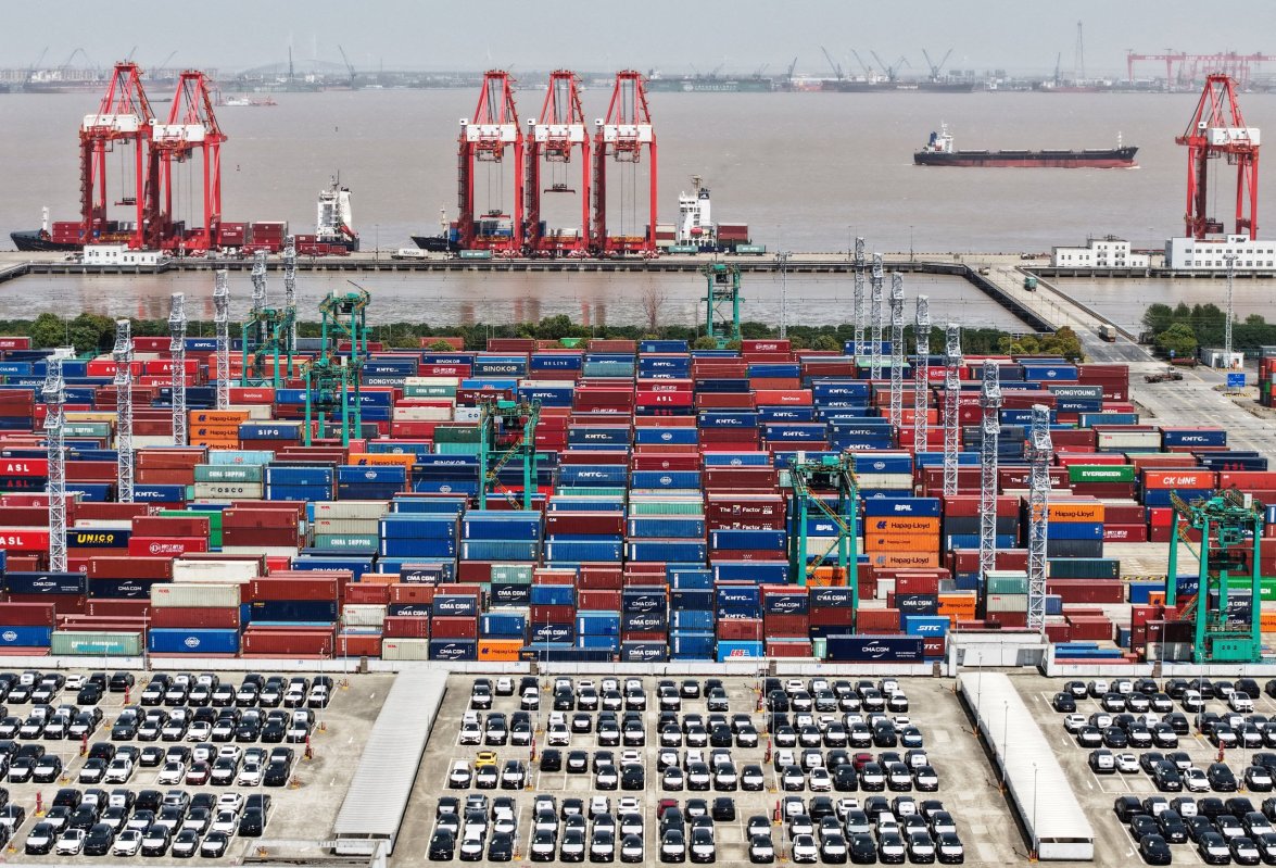 <p>Vehículos eléctricos y productos en containers a punto de ser embarcados en el puerto de Shanghái. (Foto: Reuters)</p>