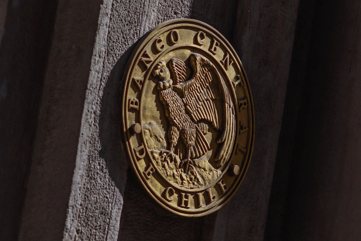 <p>En medio de alta volatilidad, economistas anticipan que el IPC de marzo subiría 0,5% y aún estiman un recorte de tasas del Banco Central en el año</p>